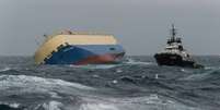 Navio de bandeira panamenha está tombado em um ângulo de quase 50 graus   Foto: Marinha Francesa