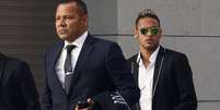 Pai de Neymar e ex-presidente do Barcelona terão de responder por supostas irregularidades na transferência de Neymar do Santos para o Barcelona  Foto: EFE
