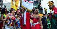 Carnaval de rua de São Paulo deve reunir 2 milhões de foliões. Na foto, a concentração do bloco de carnaval Banda do Candinho & Mulatas, no Bixiga  Foto: Agência Brasil