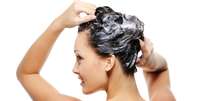 Dê preferência a shampoos neutros ou para bebês.  Foto: iStock/Getty Images / Vivo Mais Saudável