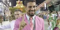 O ator Cauã Reymond desfilou com a verde e rosa  Foto: Felipe Assumpção / AgNews