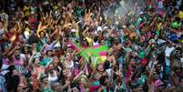 Mangueirenses comemoram na quadra da escola o título de campeã no carnaval de 2016 do Grupo Especial do Rio   Foto: Tomaz Siva / Agência Brasil