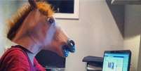 Além dos diversos vídeos paródias, a febre do Harlem Shake produziu uma explosão de vendas de máscaras de cabeça de cavalo, utilizada na produção original  Foto: Facebook/@vinicius.soares / Reprodução