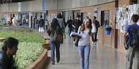 Quase metade dos estudantes (49%) que entraram no ensino superior em 2010 desistiram do curso escolhido.  Foto: Agência Brasil