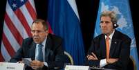 Secretário de Estado norte-americano, John Kerry (d), e o ministro das Relações Exteriores russo, Sergei Lavrov, particiam de coletiva de imprensa após reunião do Grupo Internacional de apoio à Síria  Foto:  EFE/Sven Hoppe