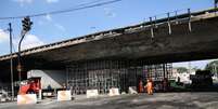 Defesa Civil monta estrutura para sustenta&ccedil;&atilde;o do Viaduto Santo Amaro, zona sul de S&atilde;o Paulo  Foto: Renato S. Cerqueira/Futura Press