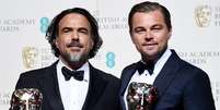 Alejandro Gonzalez Inarritu e Leonardo DiCaprio com seus prêmios de melhor diretor e ator pelo filme 'O Regresso'  Foto: EFE