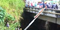 Corpo de homem arrastado pela chuva em S&atilde;o Caetano &eacute; resgatado pelos Bombeiros  Foto: Marcos Bezerra/Futura Press
