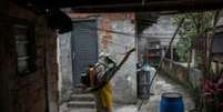 'Precisamos (...) colocar esgoto em pauta, borrifador na &aacute;rea.'  Foto: EPA / BBC News Brasil