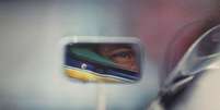 Senna pelo retrovisor de seu carro em Suzuka, no GP do Japão, em 1991, onde venceria seu terceiro título mundial. Para seu autor, Ercole Colombo, é o símbolo da exposição: &#039;É como se Senna olhasse a sua história pelo retrovisor&#039;   Foto: Ercole Colombo