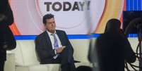 Charlie Sheen em entrevista de programa de TV americana  Foto: Andrew Burton  / Getty Images