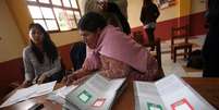 Mesários encerram sessões eleitorais na Bolívia  Foto: Martin Alipaz / EFE