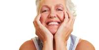 Nem todas as mulheres sentem calores intensos durante a menopausa. Dessas, nem todas desidratam, pois algumas têm excelente consumo de líquidos, o que ameniza o mau hálito  Foto: Robert Kneschke / Shutterstock