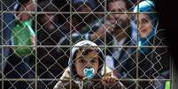 Milhares de refugiados aguardam do lado grego da fronteira com a Macedônia que, no domingo, anunciou o bloqueio de suas fronteiras para refugiados afegãos  Foto: Agência Brasil