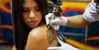 Procure sempre um local seguro e higienizado para se tatuar. Fotos: iStock, Getty Images  Foto: Vivo Mais Saudável