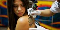 Procure sempre um local seguro e higienizado para se tatuar. Fotos: iStock, Getty Images  Foto: Vivo Mais Saud&aacute;vel