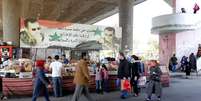 Pessoas andam em mercado sírio após acordo de cessar-fogo  Foto: YOUSSEF BADAWI / EFE