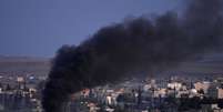 Bomba atinge cidade síria  Foto: Getty Images 