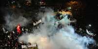 A polícia turca invadiu a redação do jornal Zaman, em Istambul, na noite desta sexta-feira (4), disparando gás lacrimogêneo contra manifestantes reunidos na porta do prédio.  Foto: EFE