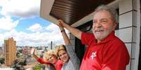 Lula, Dilma e Marisa na sacada do apartamento do ex-presidente, em São Bernardo do Campo  Foto: Ricardo Stuckert/Instituto Lula / O Financista