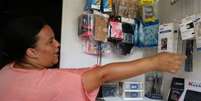 Leide Laura mantém na própria casa uma loja de venda de pequenos produtos eletrônicos   Foto: Agência Brasil