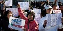 Parentes de passageiros do voo MH370 da Malaysian Airlines protestam por resultados nas buscas  Foto: EFE