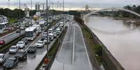 Alagamento provoca congestionamento na Marginal Tietê, altura da Ponte da Casa Verde, em São Paulo (SP), na manhã desta sexta-feira (11)  Foto: Marcos Bezerra/Futura Press