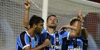 Bobô (C), jogador do Grêmio, comemora o seu gol com seus companheiros de equipe durante partida contra o Cruzeiro-RS, válida pela nona rodada da primeira fase do Campeonato Gaúcho 2016  Foto: Edu Andrade/Fatopress/Gazeta Press