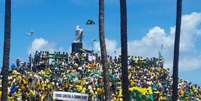 Os manifestantes encerraram o ato cantando o Hino Nacional no Farol da Barra  Foto: Agência Brasil