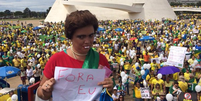 Boneco que representa a presidenta Dilma foi colocado junto aos manifestantes em Brasília, no Distrito Federal, neste domingo (13)  Foto: Facebook/Movimento Brasil Livre / Reprodução