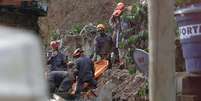 Bombeiros trabalham na área onde houve um desabamento causado pela chuva em Mairiporã  Foto: Newton Menezes/Futura Press