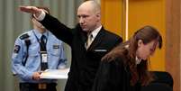 Anders Behring Breivik faz sauda&ccedil;&atilde;o nazista ao chegar a um tribunal   Foto: EFE