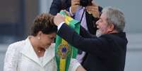 Lula e Dilma: quem é que vai vestir, de fato, a faixa presidencial a partir de agora?  Foto: Wikimedia / O Financista