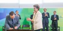 Dilma&nbsp; aplaude&nbsp; o&nbsp; novo&nbsp; ministro&nbsp; da&nbsp; SAC,&nbsp; Mauro&nbsp; Lopes,&nbsp; que&nbsp; assina&nbsp; termo&nbsp; de&nbsp; posse   Foto: Ag&ecirc;ncia Brasil