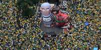 Em protestos recentes, bonecos ironizam Lula e Dilma na avenida Paulista, em São Paulo   Foto: Getty Images