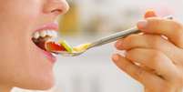 Quando comemos devagar, além de apreciamos melhor o gosto dos alimentos, estimulamos a manutenção da nossa saliva  Foto: Alliance / Shutterstock