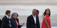 O presidente de Cuba, Raúl Castro, leva o presidente de Estados Unidos, Barack Obama e sua família ao aeroporto  Foto: EFE/Orlando Barría