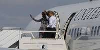 Michelle e Obama acenam em despedida de Buenos Aires  Foto: Getty Images