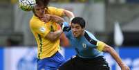 David Luiz e Luis Suarez disputam lance na partida entre Brasil e Uruguai pelas Eliminatórias da Copa de 2018  Foto: Getty Images