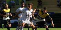 Os jogadores Rafael Moura do Figueirense e Douglas Moreira do Criciúma durante a partida entre Criciúma e Figueirense, válida pelo Campeonato Catarinense 2016, no estádio Heriberto Hülse, em Criciúma (SC), neste domingo (27).   Foto: Fernando Ribeiro/Futura Press