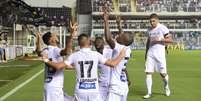 Jogadores do Santos comemoram gol durante partida contra o São Paulo na Vila Belmiro  Foto: Djalma Vassão/Gazeta Press