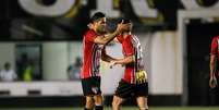 Alan Kardec, do S&atilde;o Paulo, comemora gol durante jogo contra o Santos na Vila Belmiro  Foto: Guilherme Dionizio/Gazeta Press