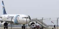 Avião foi estacionado em um local especial no aeroporto de Larnaca, no Chipre.  Foto: EFE