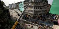 Equipes de resgate trabalham nas buscas por vítimas do desabamento de uma ponte na Índia  Foto: EFE