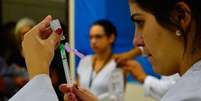 Vacinação dos profissionais de saúde contra H1N1 no Hospital das Clínicas   Foto: Rovena Rosa/Agência Brasil