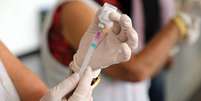 Infectologista defende que forma mais eficaz de prevenção é vacinar-se  Foto: BBC Brasil