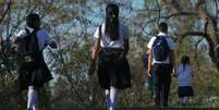 Nas zonas rurais da Nicarágua, meninas caminham quilômetros até a escola  Foto: Getty / BBC News Brasil