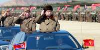 Líder da Coreia do Norte, Kim Jong Un, durante exercício miliar em local desconhecido, em foto divulgada pela agência oficial norte-americana KCNA em 25/03/2016  Foto: Reuters/KCNA