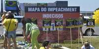 Painéis instalados pelo Vem pra Rua em frente ao Congresso mostram número de parlamentares contrários e favoráveis ao impeachment, assim como de indecisos  Foto: Agência Brasil