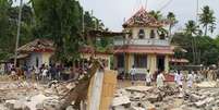 O fogo no templo hindu Puttingal Devi, no estado de Kerala, foi iniciado após faíscas de fogos de artifício atingirem outros que estavam armazenados dentro do complexo do templo.  Foto: Reuters